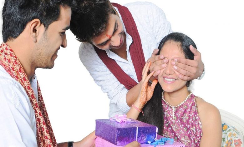 brothers giving gift to her sister for Raksha Bandhan